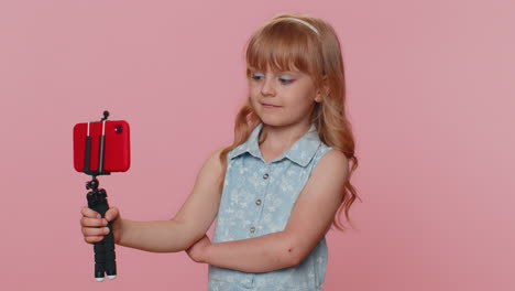 Niña-Blogger-Tomando-Selfie-En-Un-Teléfono-Inteligente-Comunicando-Videollamadas-En-Línea-Con-Suscriptores