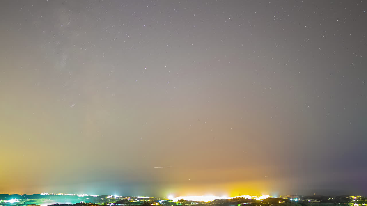 스페인 안달루시아의 말라가 시에서 별이 있는 밤에 촬영된 타임스