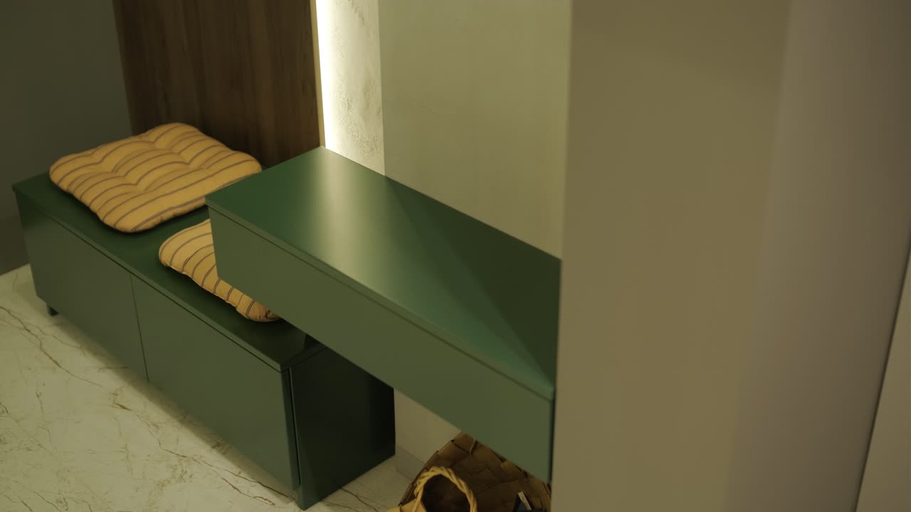 стильный и элегантный минималистский интерьер дома с чистыми линиями, нейтральными цветами и теплым окружающим освещением, создавая уютную и современную атмосферу.