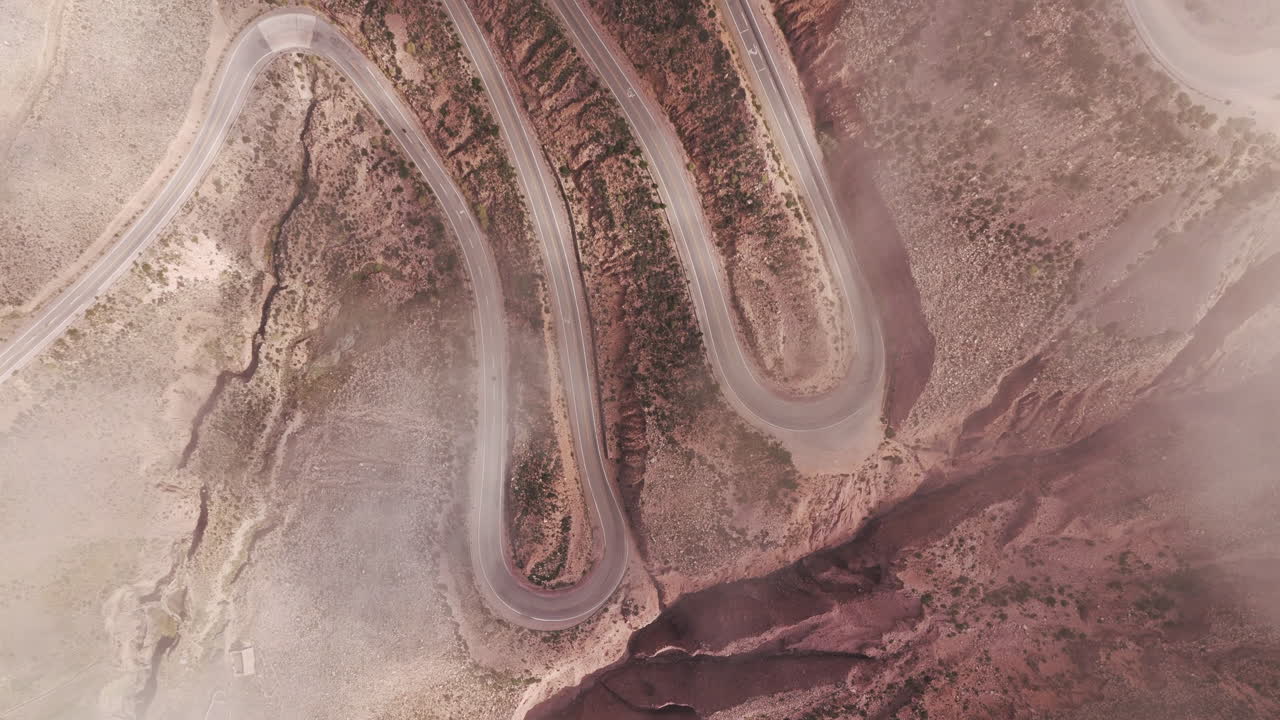 vista aérea de la ladera de lipán en la ruta nacional 52, tomada por un dron que pasa a través de las nubes