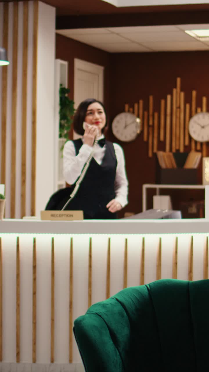 Receptionist d’hotel al telefono
