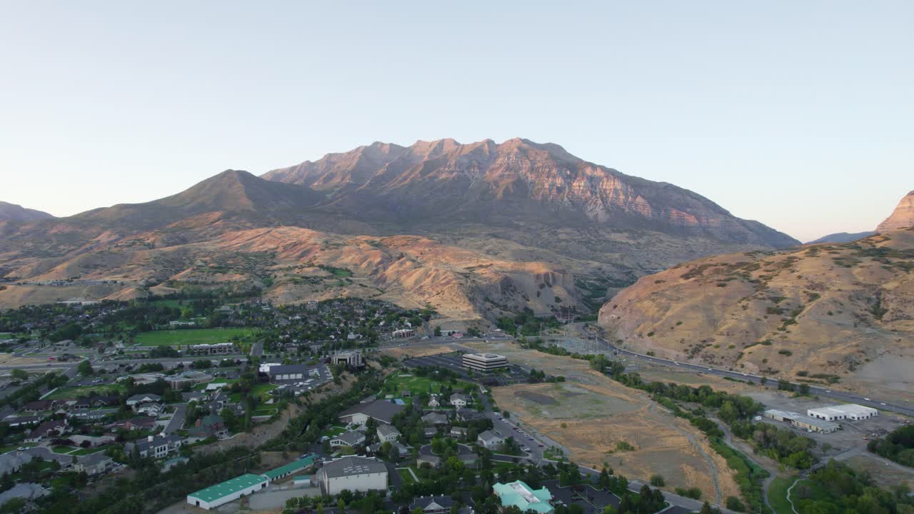 punto de referencia famoso en el condado de utah, montaña del monte timpanogos en el cañón de provo, utah - antena