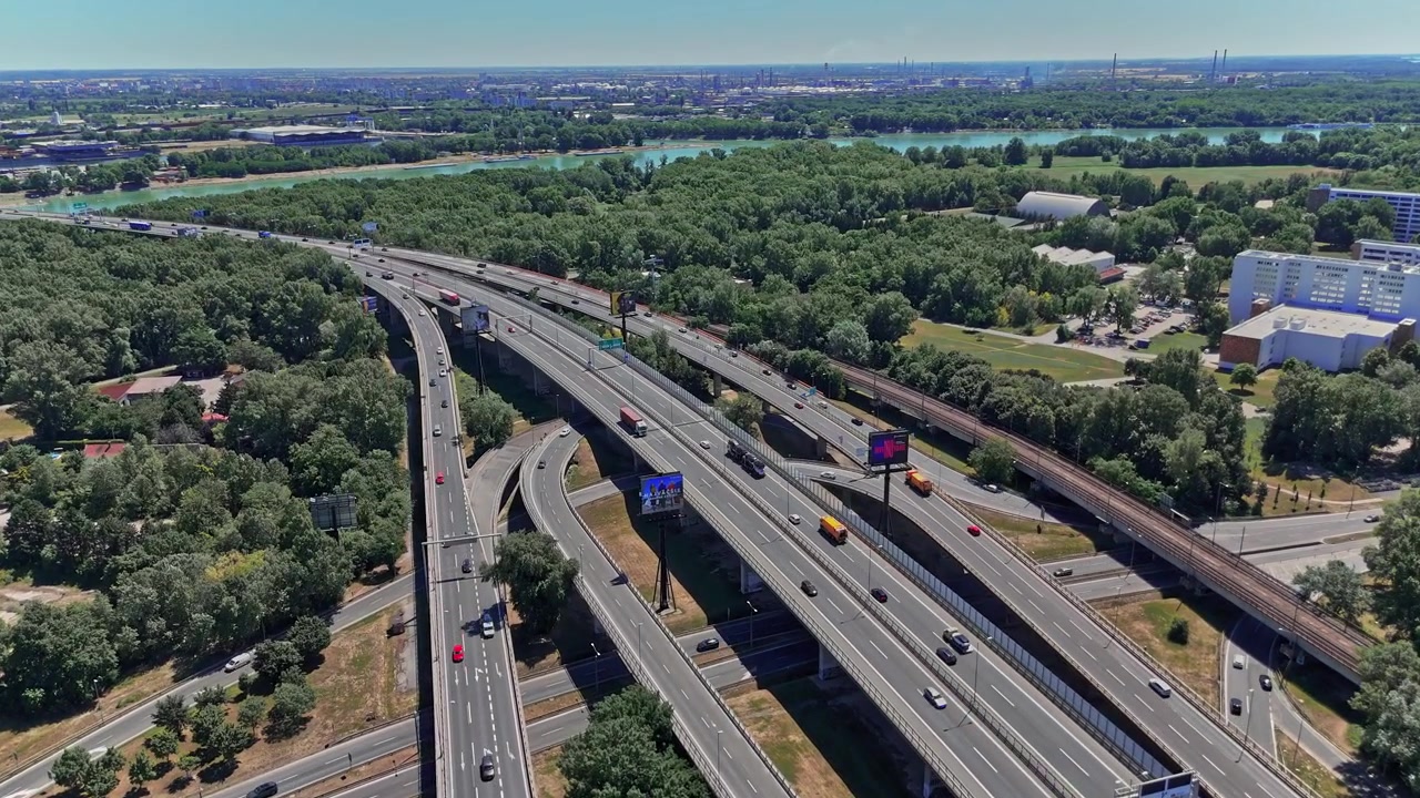 Jaringan jalan Bratislava terlihat dari atas dengan area hijau di sekitarnya