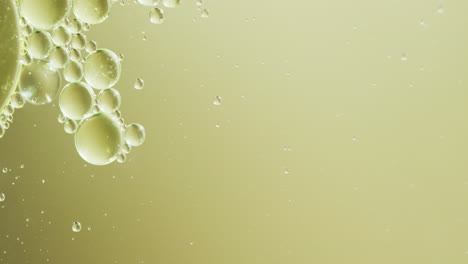 animación de burbujas que se mueven sobre un fondo amarillo con espacio de copia