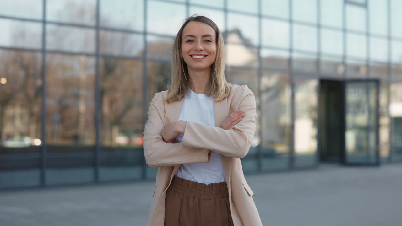 Jovem empresária confiante sorrindo em frente a um moderno edifício de escritórios.