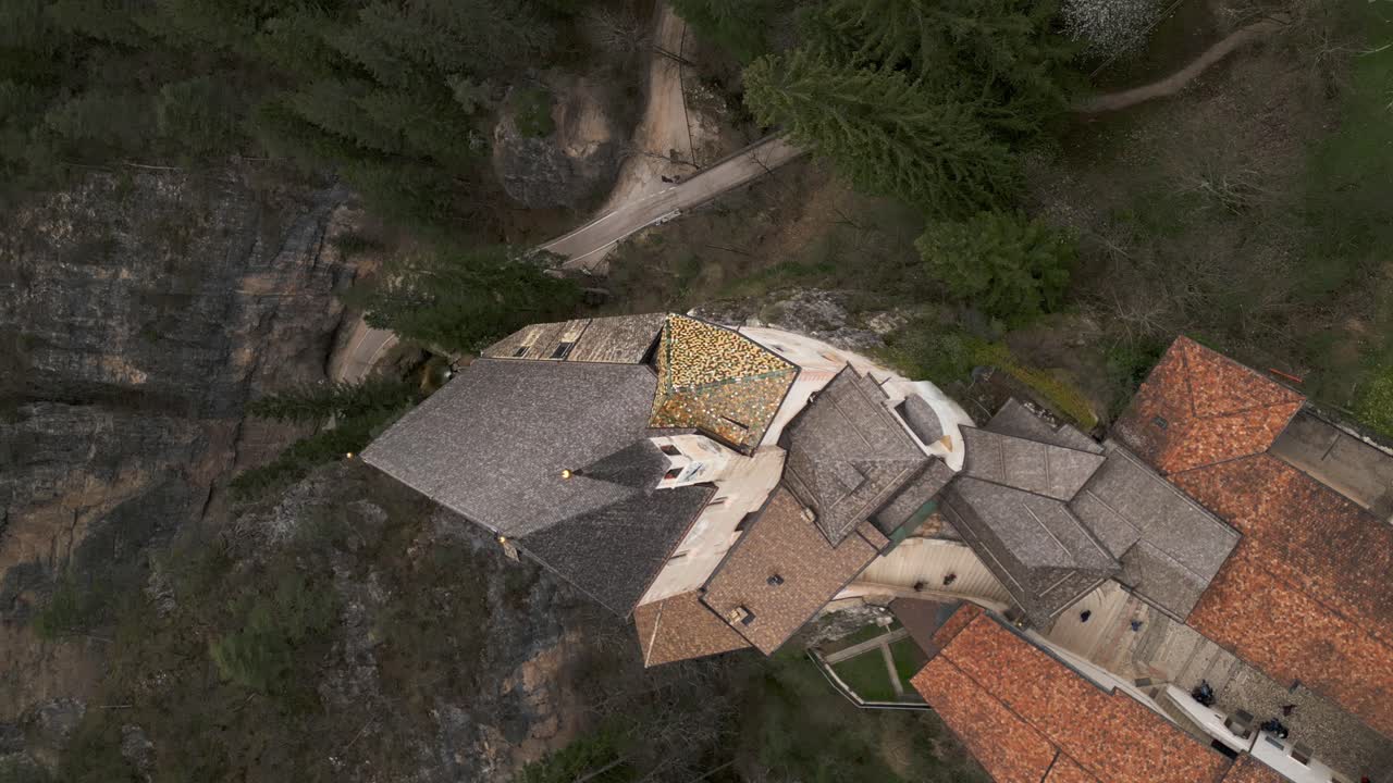 el santuario de san romedio en trentino, italia