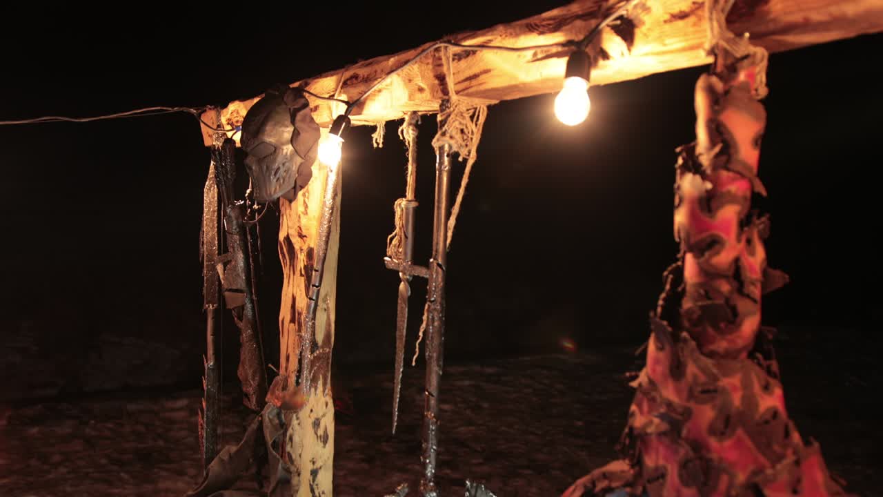 hachas, armas, cuchillas, símbolos místicos y armas de los vikingos salvajes del norte