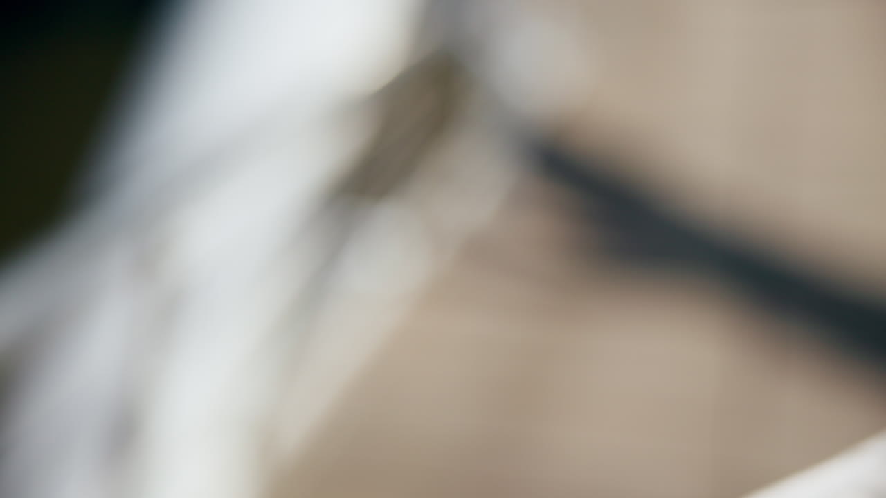 손목 시계 에서 시간 을 확인 하는 여자