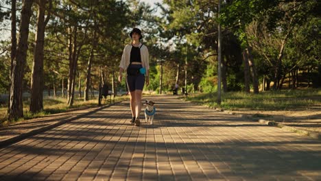 mujer paseando a su perro en el parque