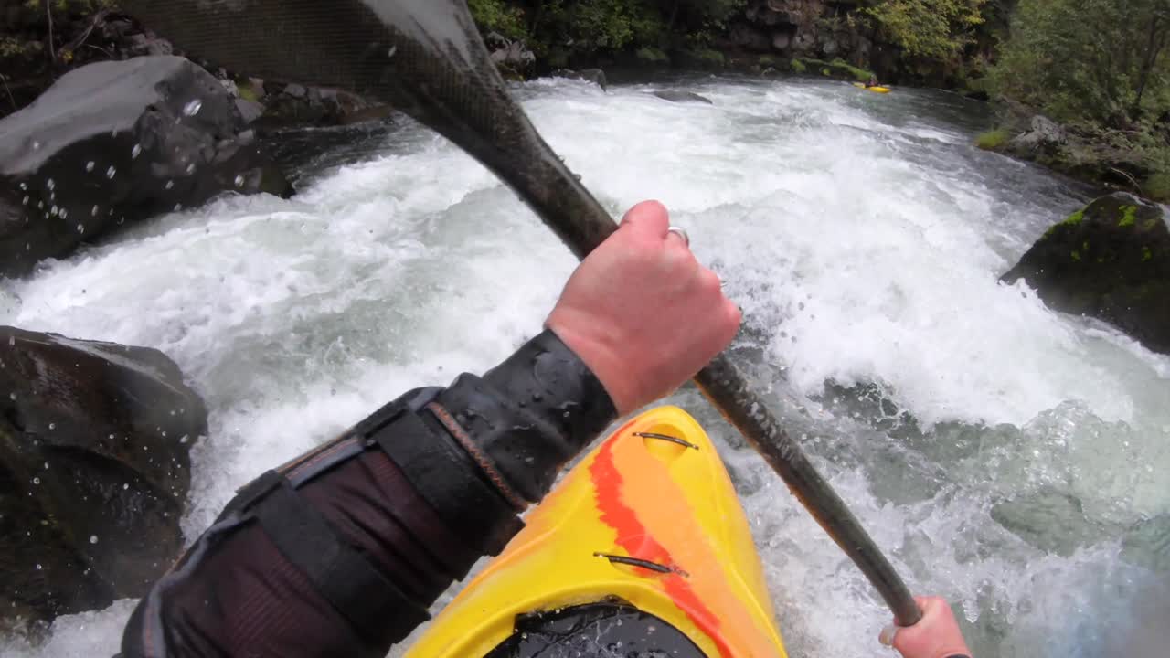 Kayak in acque bianche nella sezione Classe IV del Ponte Naturale del fiume Rogue superiore nell'Oregon meridionale