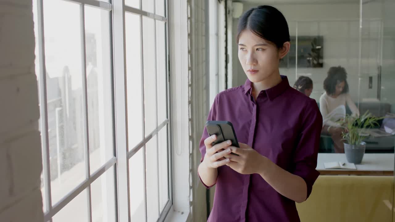 창의적인 사무실에서 스마트폰을 사용하는 바쁜 아시아 캐주얼 사업가, 슬로우 모션