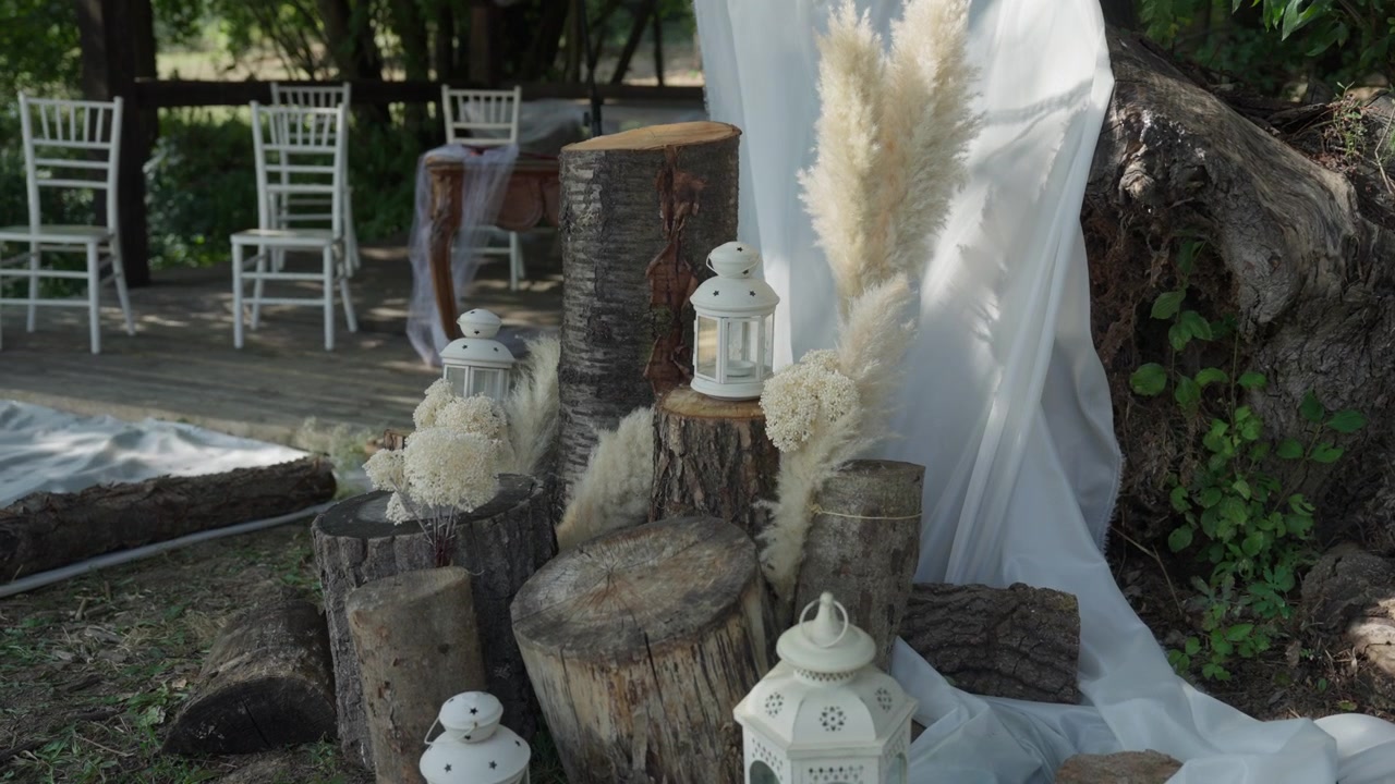 A beautifully designed white wedding decor featuring Nordic-style candle holders, adding a minimalist and elegant touch to the wedding atmosphere.
