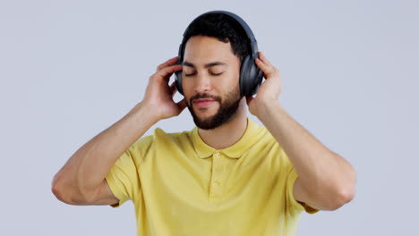 Hombre,-Auriculares-De-Música-Y-Bailando-En-El-Estudio-Para