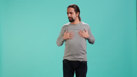 el hombre se siente agotado y bostezando, cubriendo la boca.