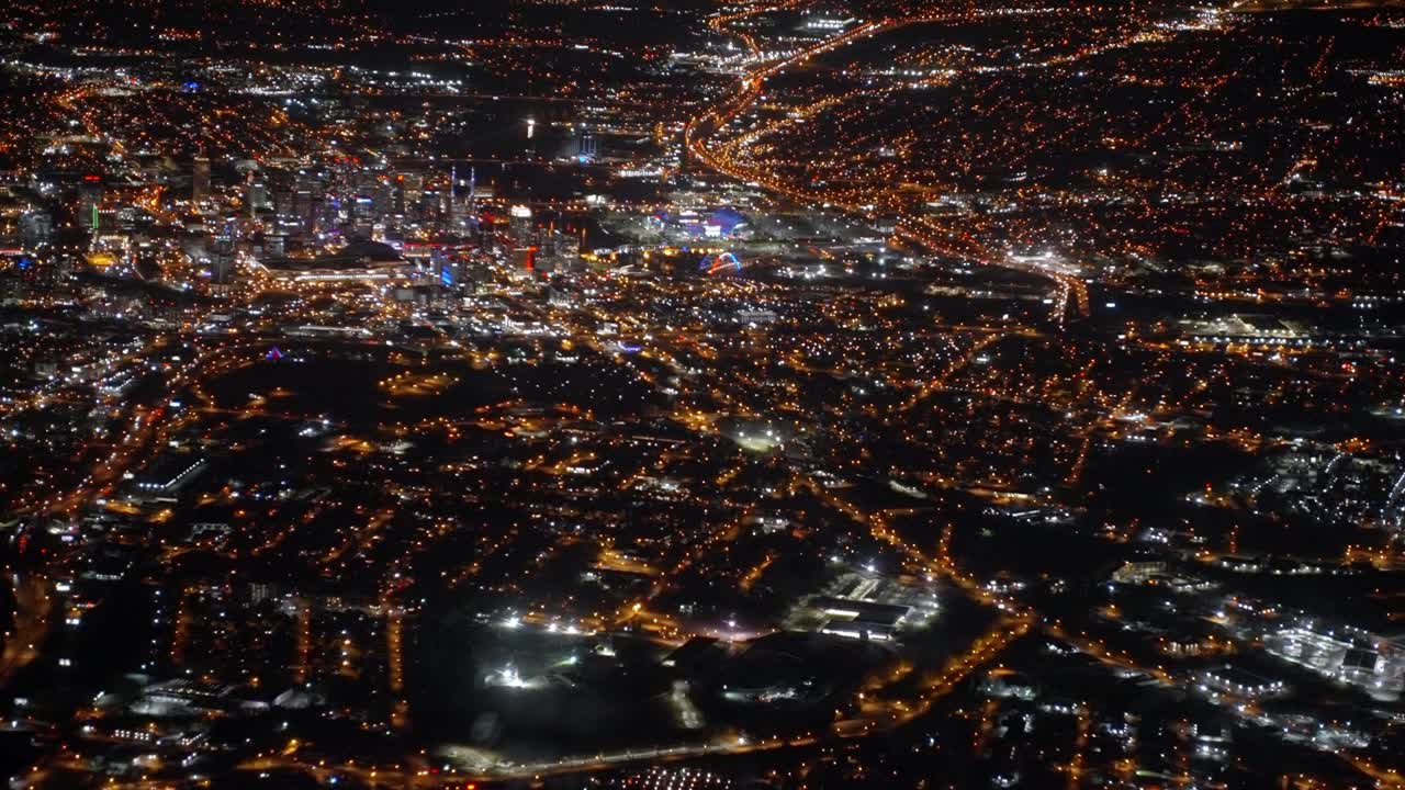 pasajero de avión pov del centro de nashville, tennessee por la noche