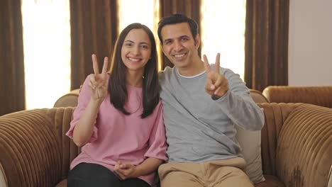 Glückliches-Indisches-Paar,-Das-Siegeszeichen-Zeigt