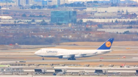 lufthansa boeing 747 landing at airport