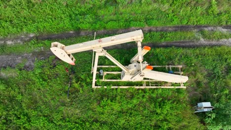 Vista-De-Arriba-Hacia-Abajo-De-La-Perforación-De-Pozos-Petroleros-Y-El-Bombeo-De-Petróleo-Crudo-Fuera-De-Un-Campo-Saturado-En-EE.UU.