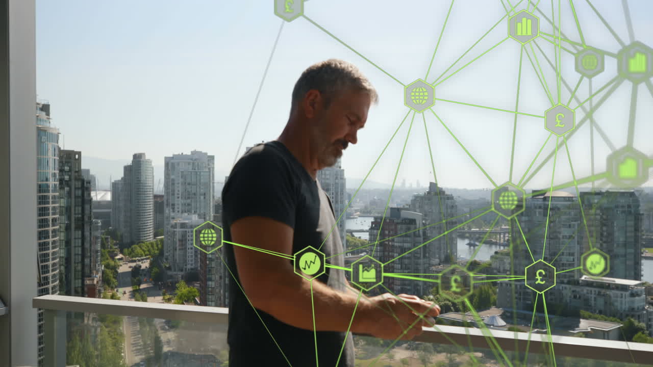 animación de una red de iconos digitales sobre el hombre utilizando un teléfono inteligente