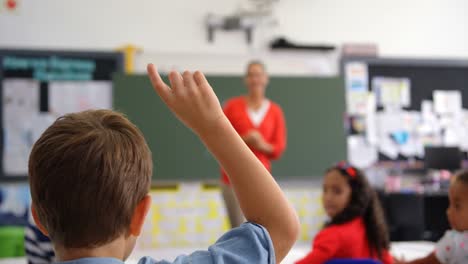 Rückansicht-Eines-Schülers,-Der-Im-Klassenzimmer-Die-Hand-Hebt-4k