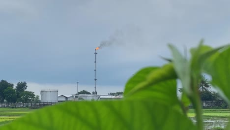 Kailashtilla-Gasfeldanlage,-Die-Im-Hintergrund-Eine-Orangefarbene-Flamme-Brennt