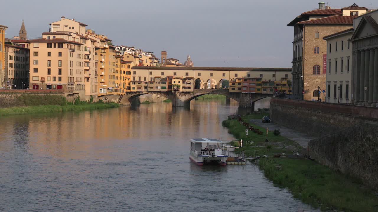 이탈리아 피렌체 에 있는 아르노 강 을 가로지르는 중세 시대 의 돌 다리 인 폰테 베토
