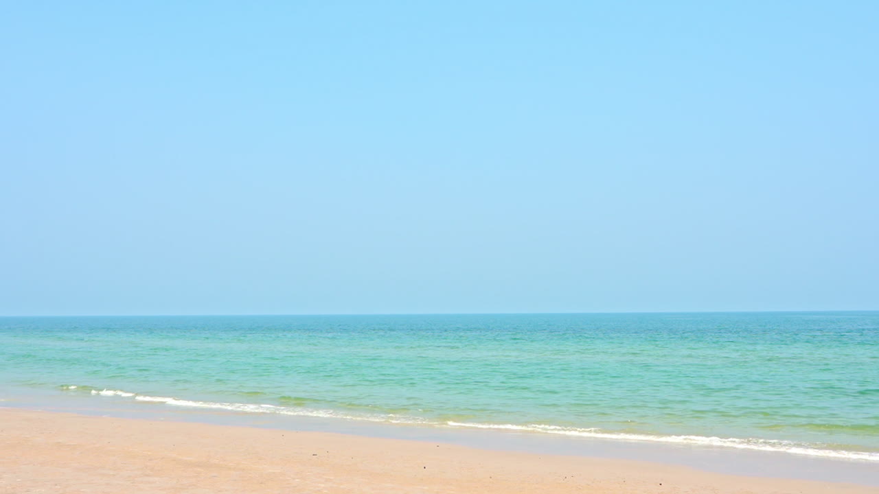 청록색 바다와 황금빛 해변