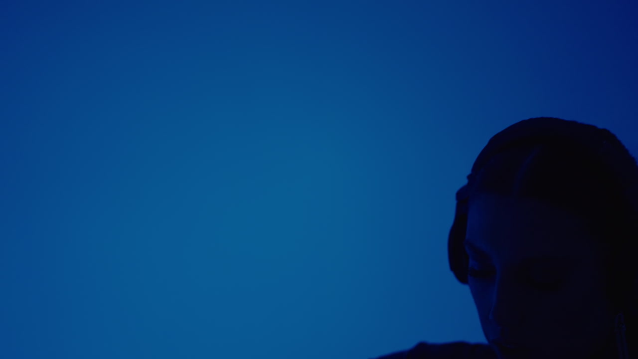 Nais-DJ esiintymässä yökerhossa