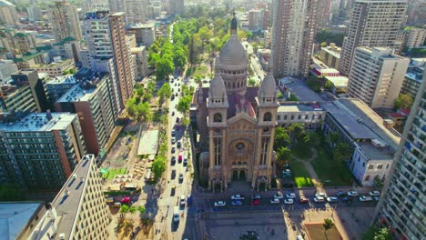 Luftorbit-Errichtung-Der-Kirche-Los-Sacramentinos-An-Einem-Sonnigen-Tag-Mit-Starkem-Verkehr-In-Santiago,-Chile