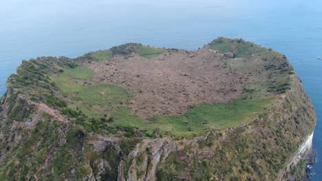 tomas panorámicas de drones seongsan ilchulbong en 4k