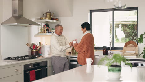 Pareja-De-Ancianos-En-La-Cocina,-Hablando-Y-Tomando-Café