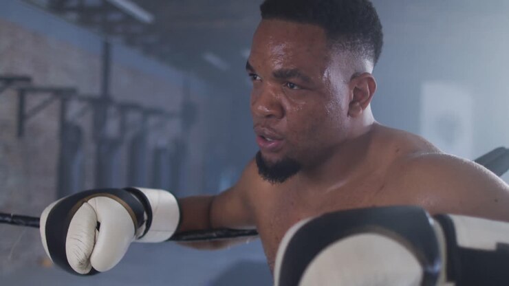 Video di uomo afroamericano atletico che fa boxe in palestra