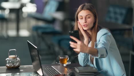 Retrato-De-Una-Linda-Chica-Elegantemente-Vestida-Tomando-Un-Selfie-Por-Teléfono