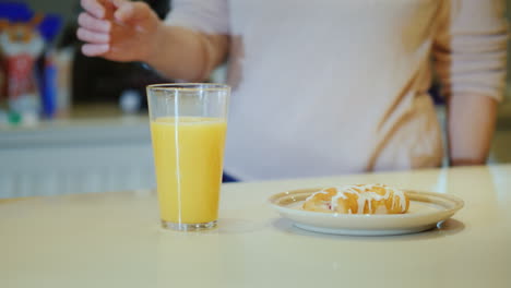 Gießen-Sie-Ein-Glas-Saft-Ein-Gesundes-Ernährungskonzept