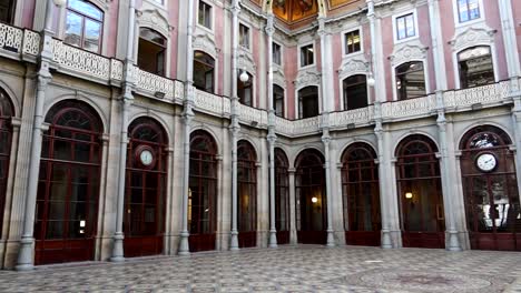 Innenhof-Der-Nationen,-Haupthalle-Des-Börsenpalastes-In-Porto,-Portugal