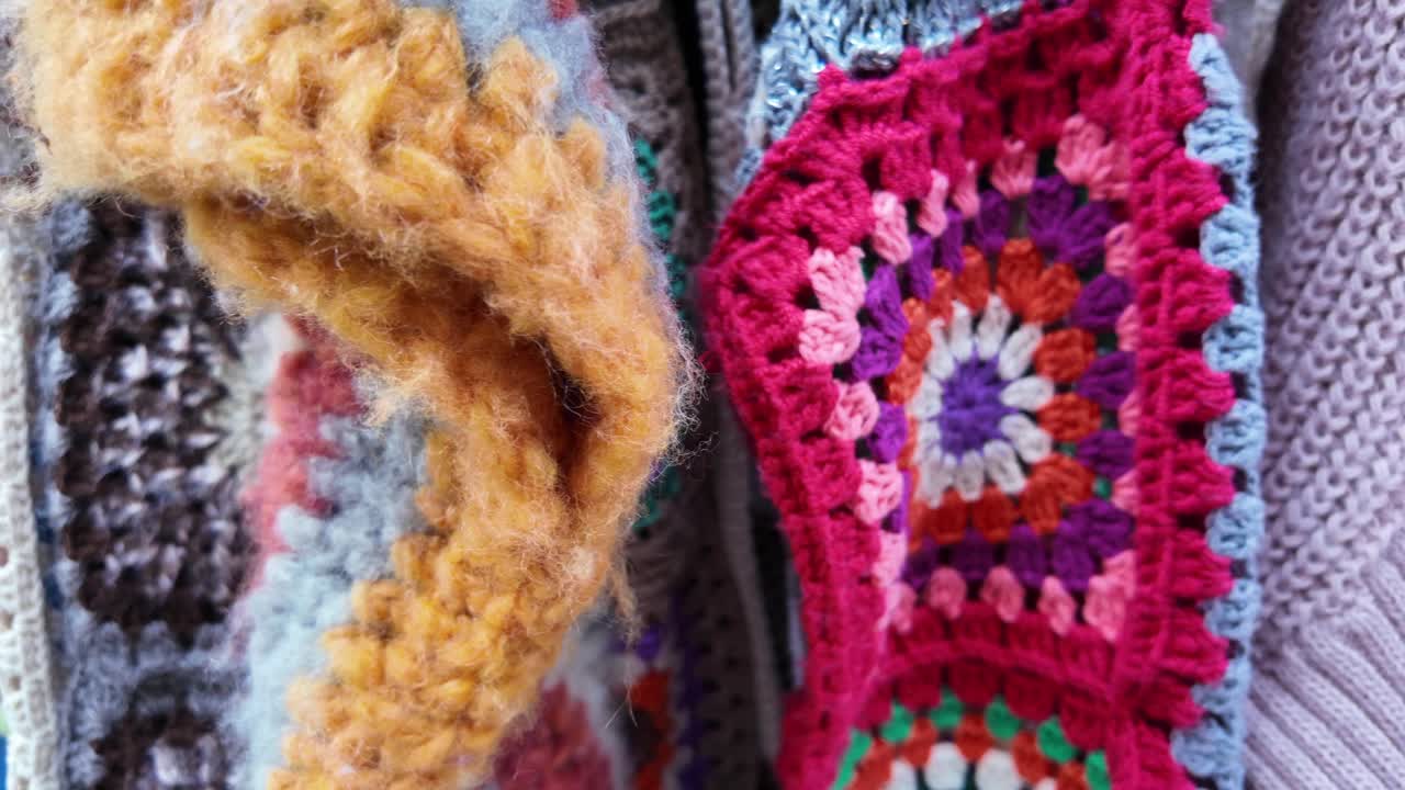 Primo piano di tessuti colorati lavorati a maglia e all'uncinetto con motivo a grana