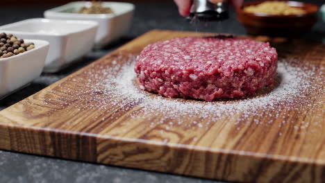 preparando una hamburguesa cruda