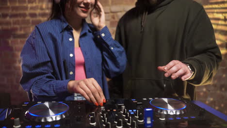 dj trabajando en la discoteca