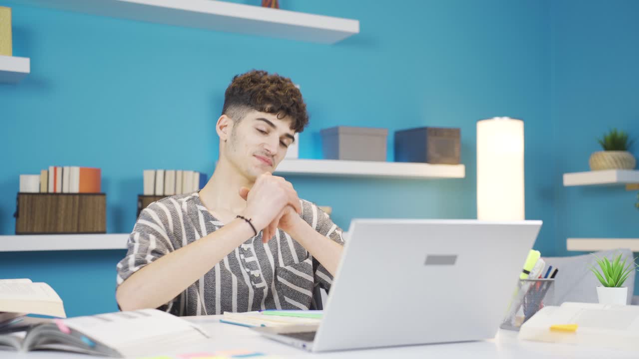 estudiante feliz con lo que ve en la computadora portátil. tarea.