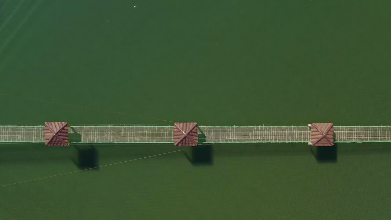 바쿠아그 (bacuag) 의 매달린 다리와 문어 섬의 위쪽에서 새의 눈으로 볼 수 있습니다.