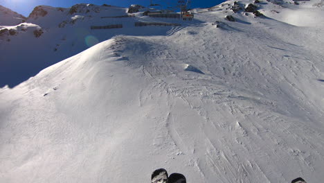 在藍色天空的zillertal的滑雪場上乘坐滑雪升降機