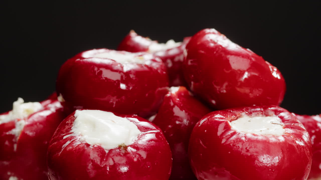 치즈로 가득 찬 고추, 이탈리아 또는 스페인 레스토랑, 전통적인 타파스 음식, 스페인 요리, 맛있는 발효 소금 타파스 및 치즈, 건조한 토마토, 술집 애피테이저, 뷔페