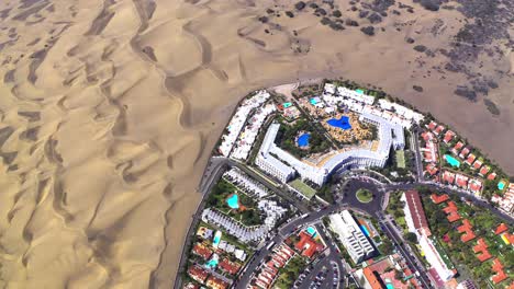 Vista-Aérea-De-Arriba-Hacia-Abajo-Desde-Las-Dunas-Del-Desierto-Junto-A-La-Ciudad-De-Maspalomas-En-Gran-Canaria