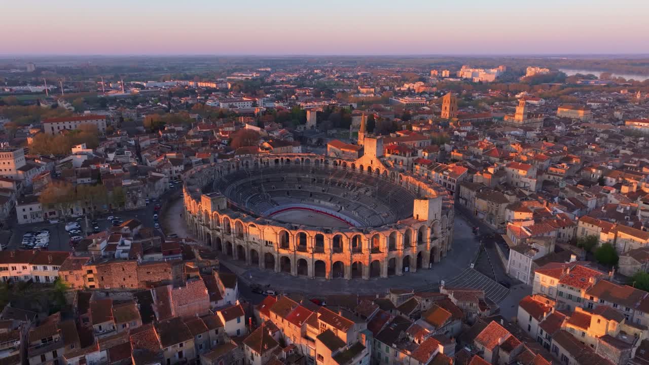 Scatto mattutino con drone di Arles con il suo centro storico.