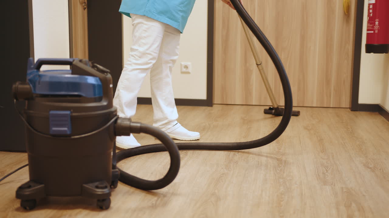 limpiando un pasillo con una aspiradora