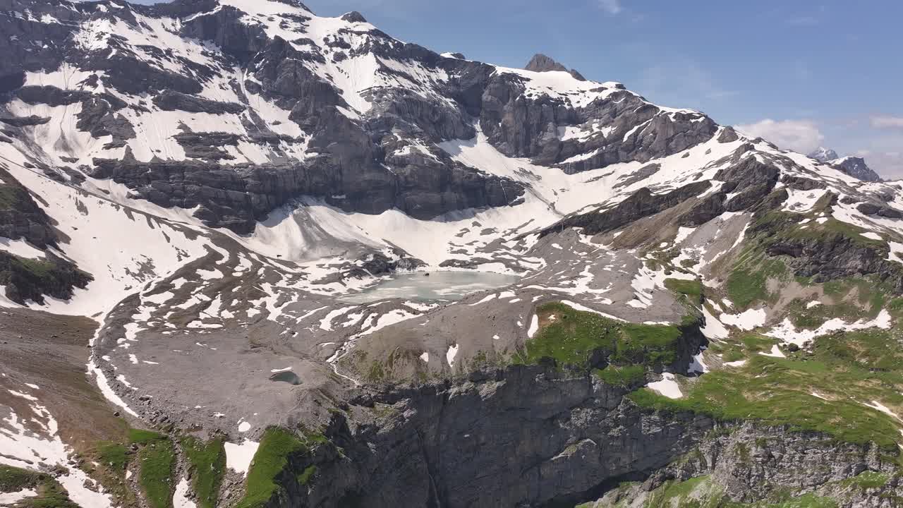 montañas cubiertas de nieve y terreno rocoso en klausenpass, urner boden, suiza