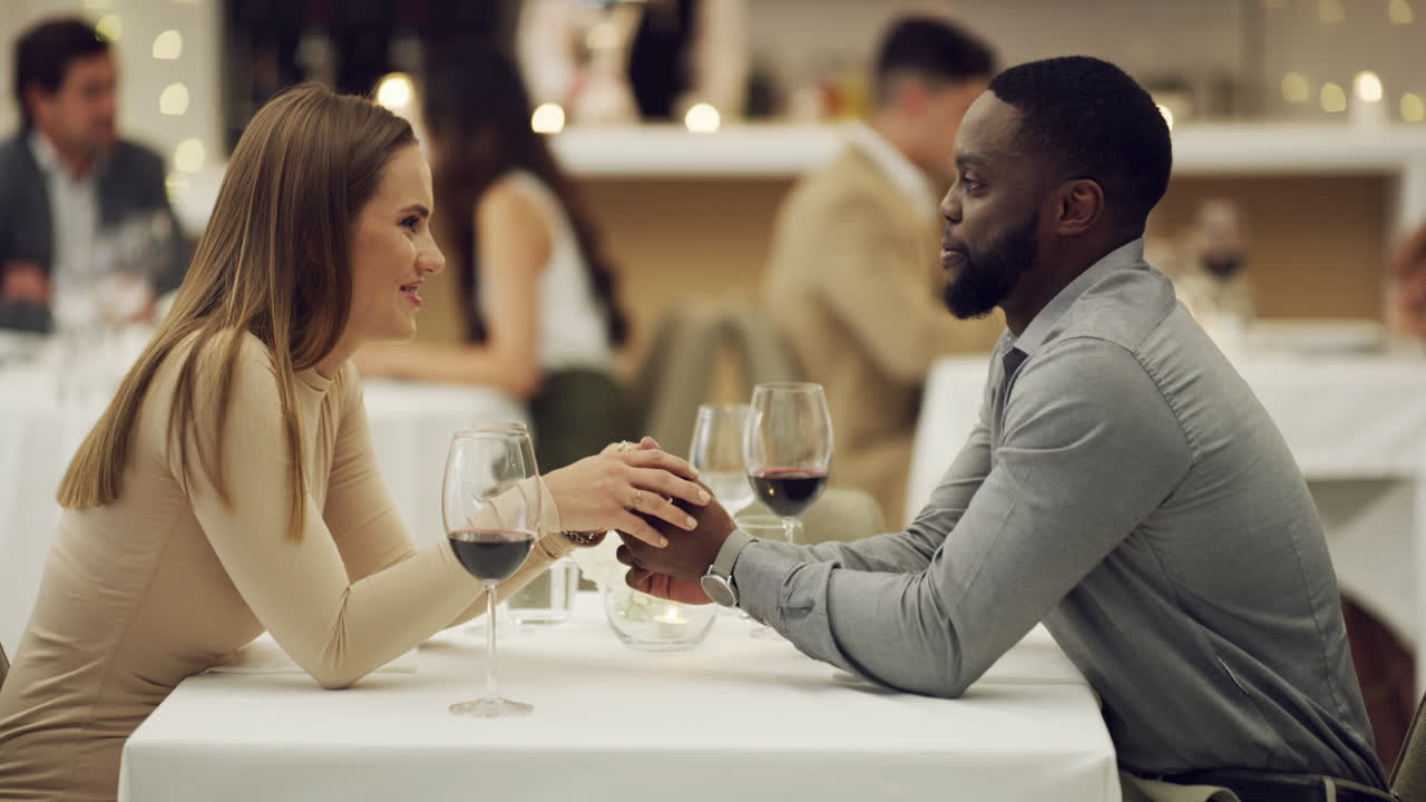 Brindiamo al nuovo amore.