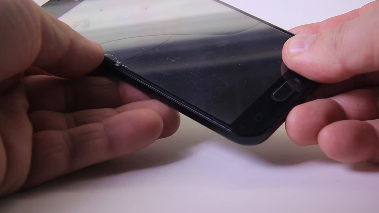 안전 유리가 깨진 남성 검사 휴대폰 화면-2