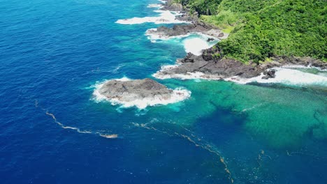 Rompiendo-Olas-En-Un-Afloramiento-Rocoso-En-La-Playa-Tropical-Cerca-De-Baras,-Catanduanes,-Filipinas