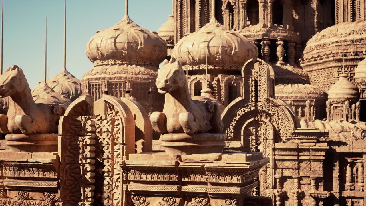 un castillo de piedra de fantasía con estatuas de caballos